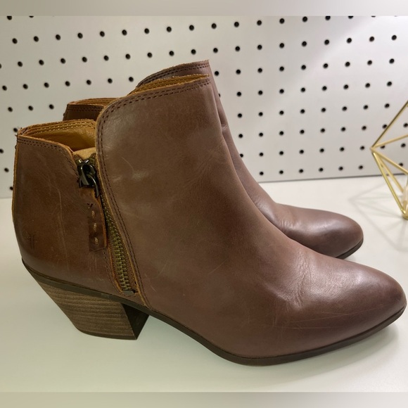 Frye Judith Double Zip Leather Ankle Boots Size 8.5 in Wheat - Picture 9 of 16